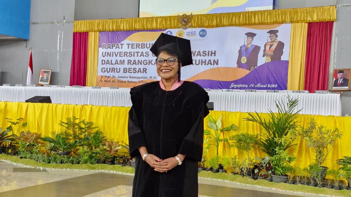 Vince Tebay Perempuan Papua Kedua yang Raih Gelar Profesor
