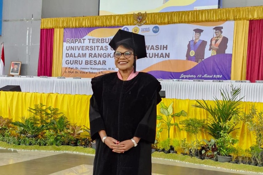 Vince Tebay Perempuan Papua Kedua yang Raih Gelar Profesor